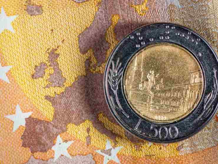 moneta poggiata su una banconota