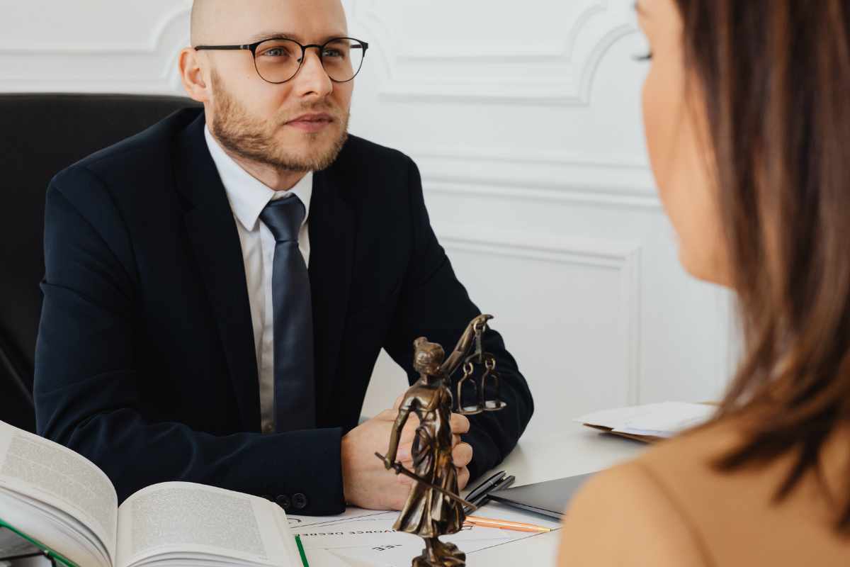 una donna va dall'avvocato