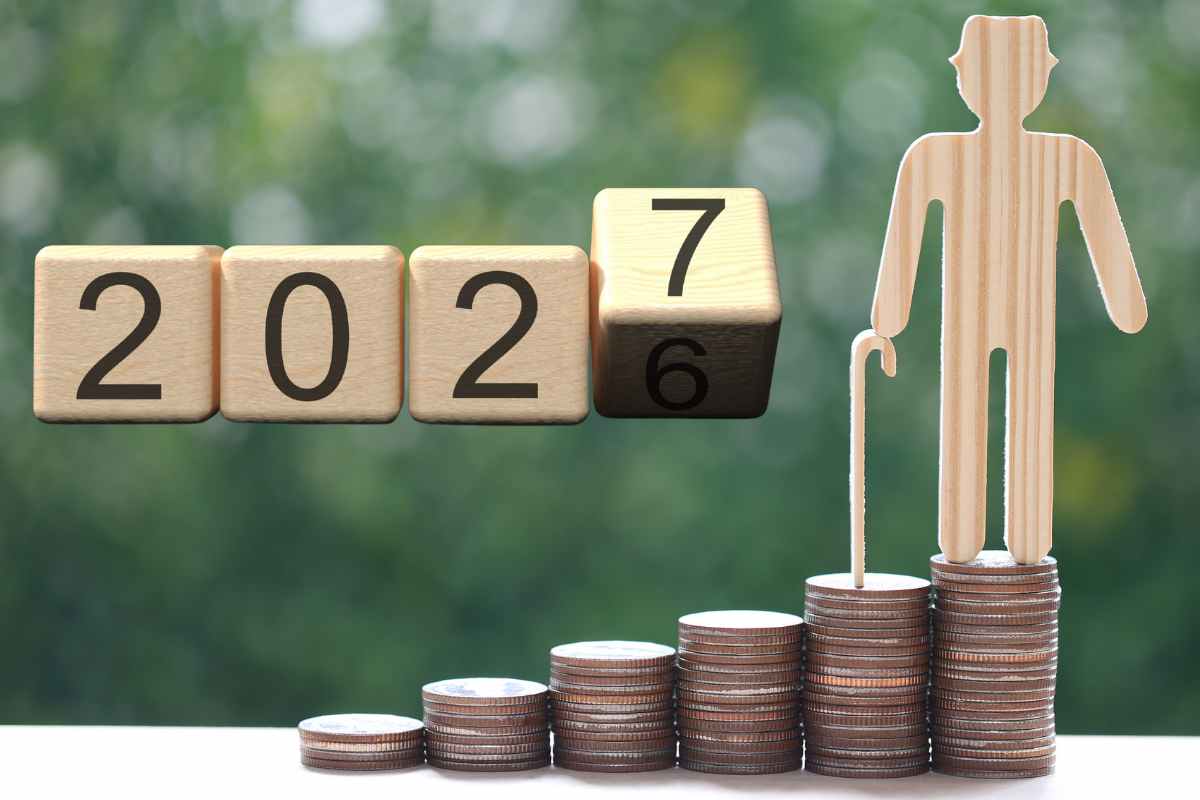 la scritta 2027 in legno e la grafica di un anziano che sale gradini fatti di monete