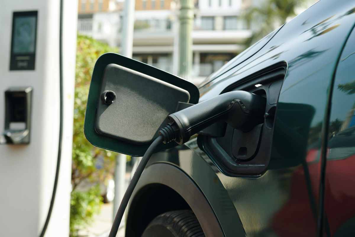 auto elettrica fa rifornimento