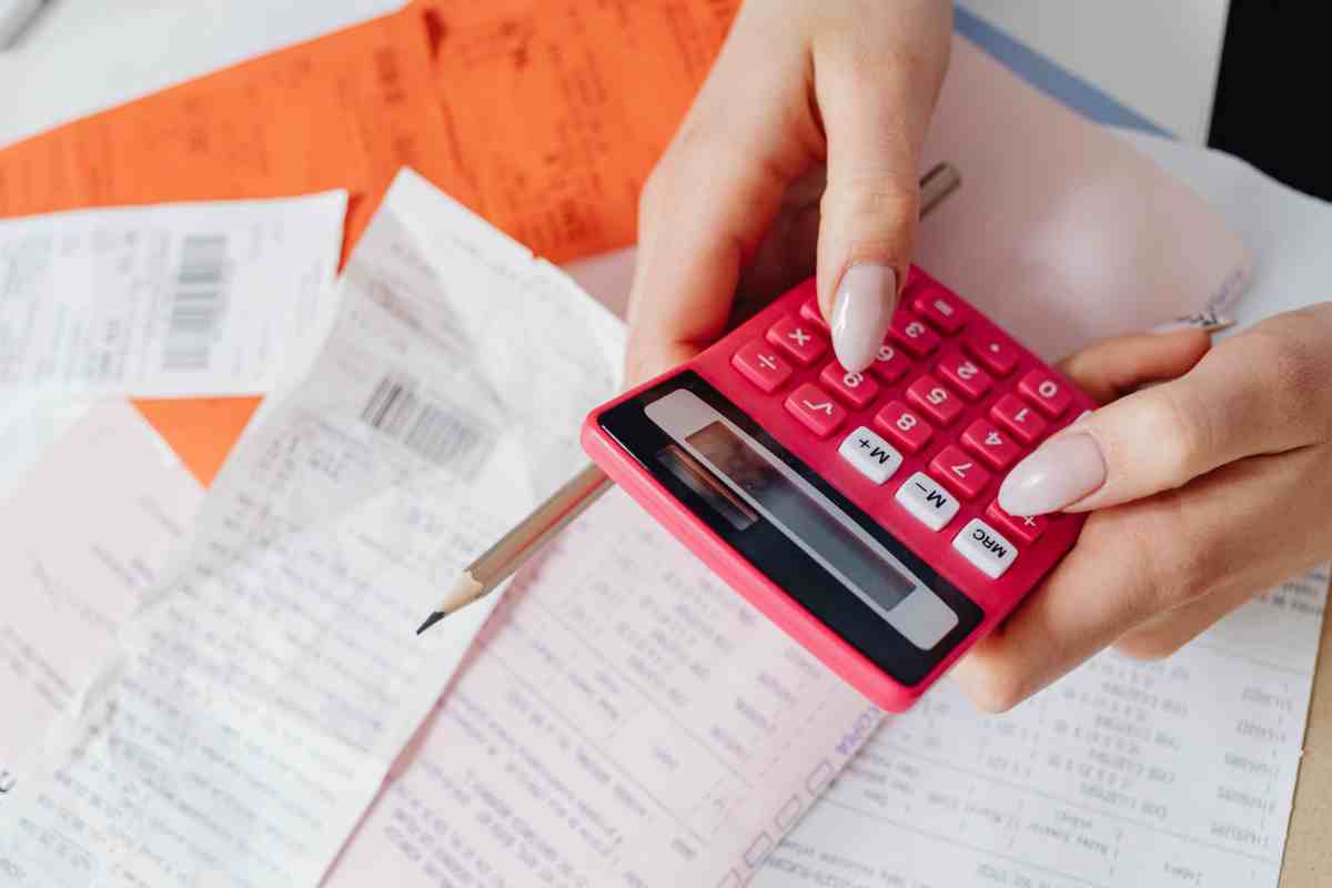 una mano fa i conti con la calcolatrice