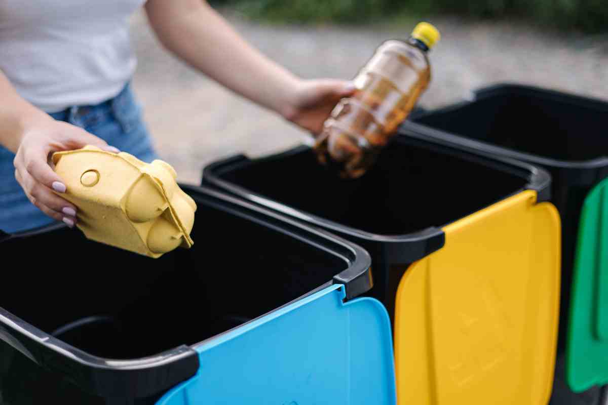 mani di donna fanno la raccolta differenziata