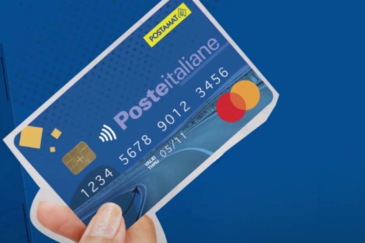 mano tiene tra le dita una carta bancoposta