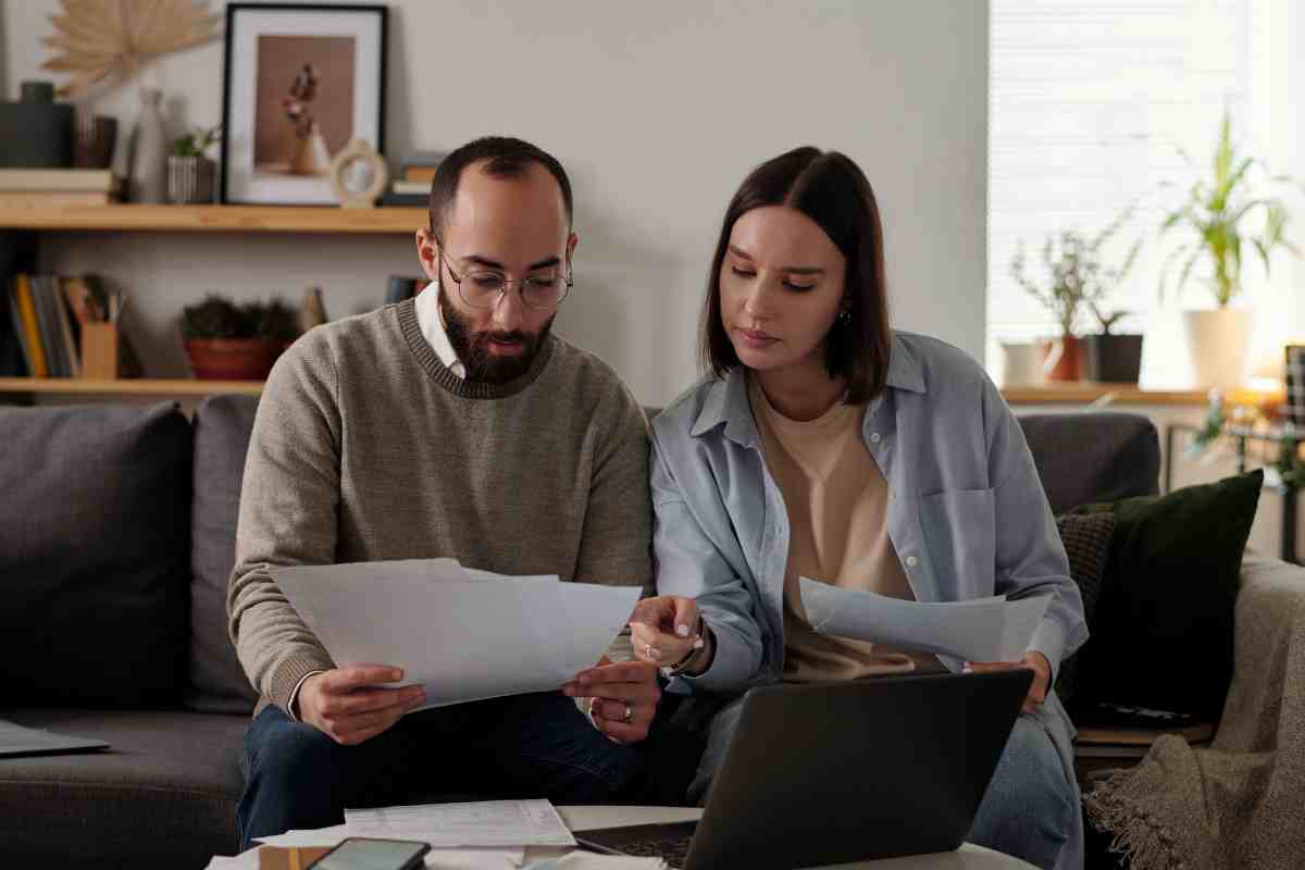 una coppia consulta cartelle esattoriali