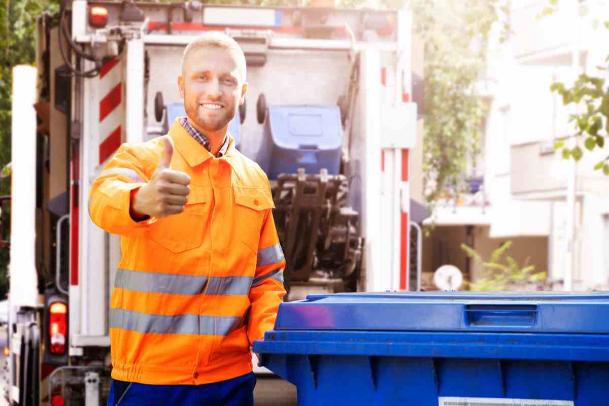operatore ecologico fa il pollice verso su