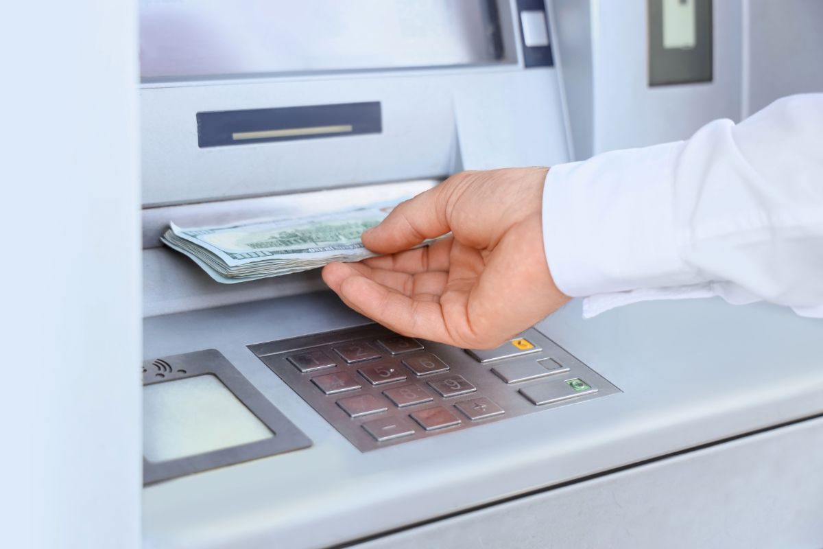 uomo che preleva bancomat