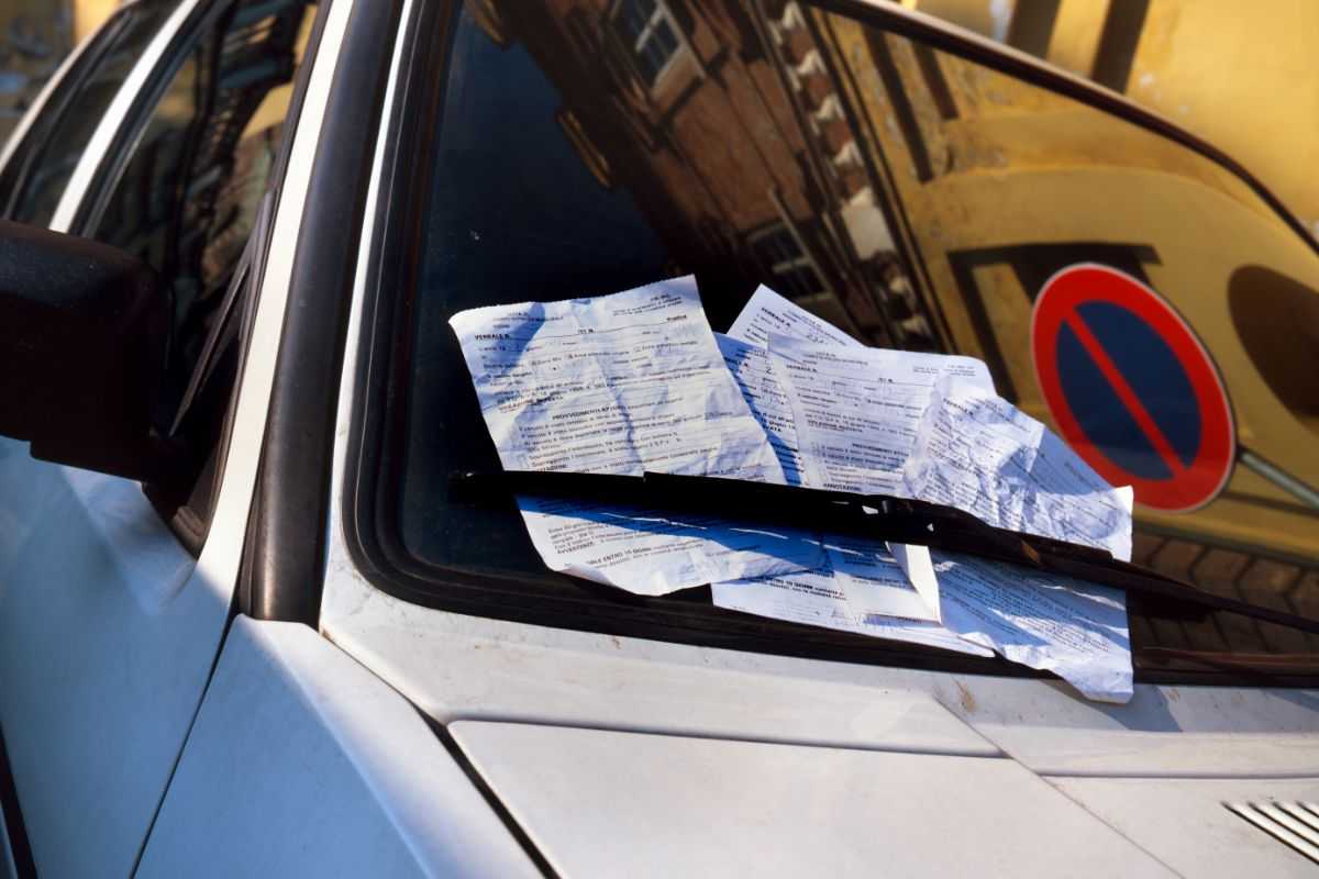 auto con multe sul parabrezza