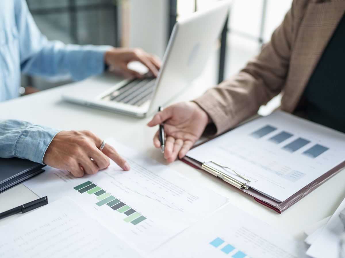 persone discutono su alcuni documenti