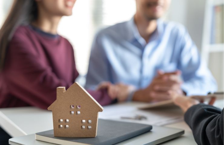 coppia di giovani e sagoma di casa 