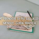 un libretto degli assegni con banconote