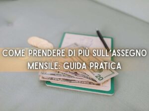 un libretto degli assegni con banconote