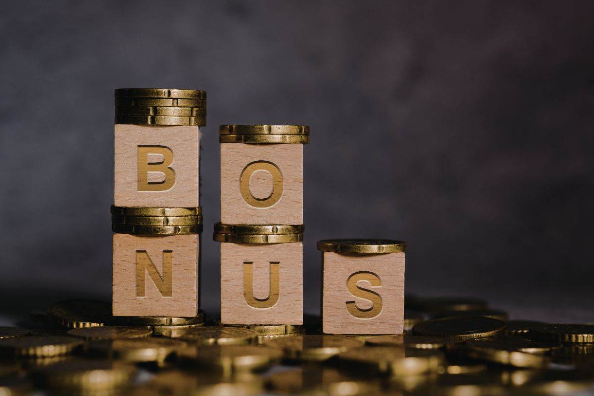 monete con mattoncini che formano la parola bonus