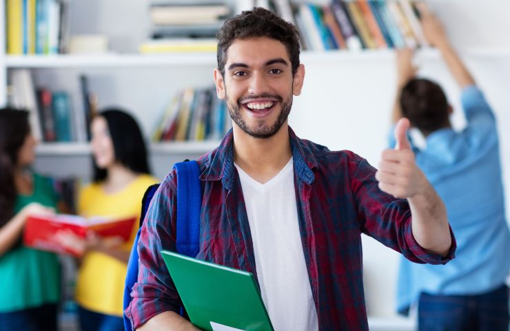 studente sorridente che fa ok con la mano