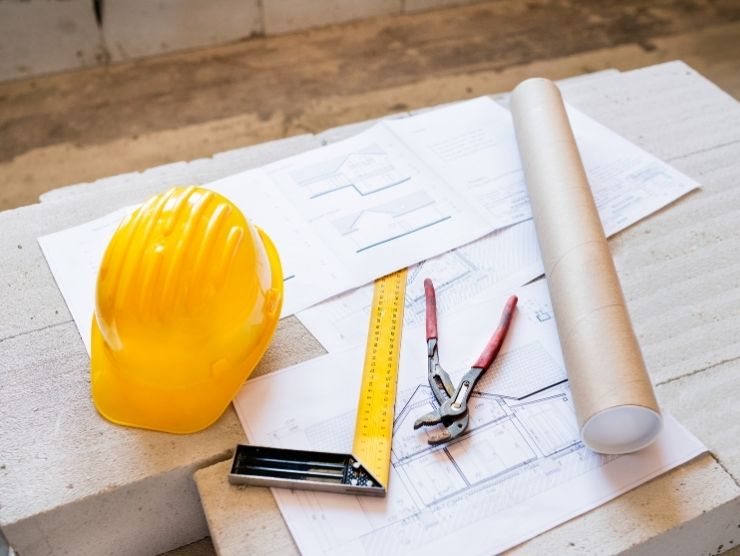 casco da lavoro, attrezzi e progetto di ristrutturazione casa 