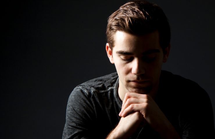 giovane uomo pensieroso