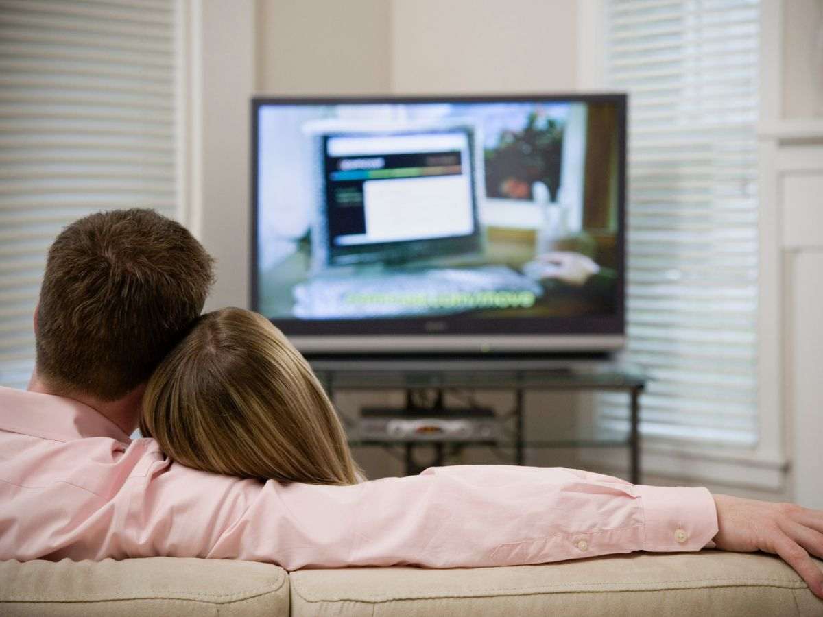 coppia guarda televisione