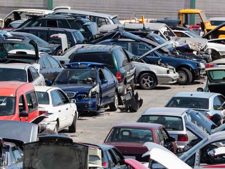 auto pronte per essere rottamate