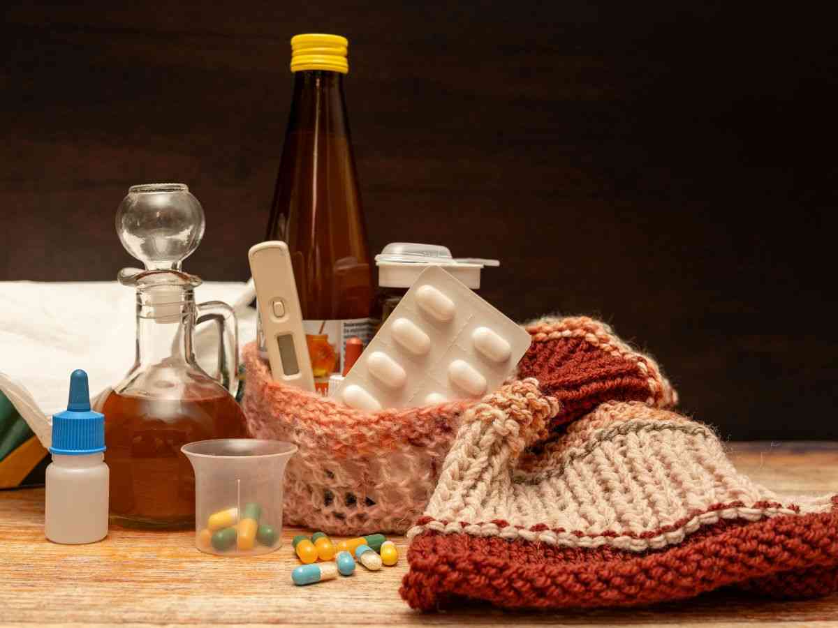 farmaci, termometro e sciarpa