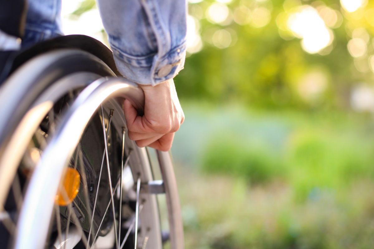 uomo su sedia a rotelle