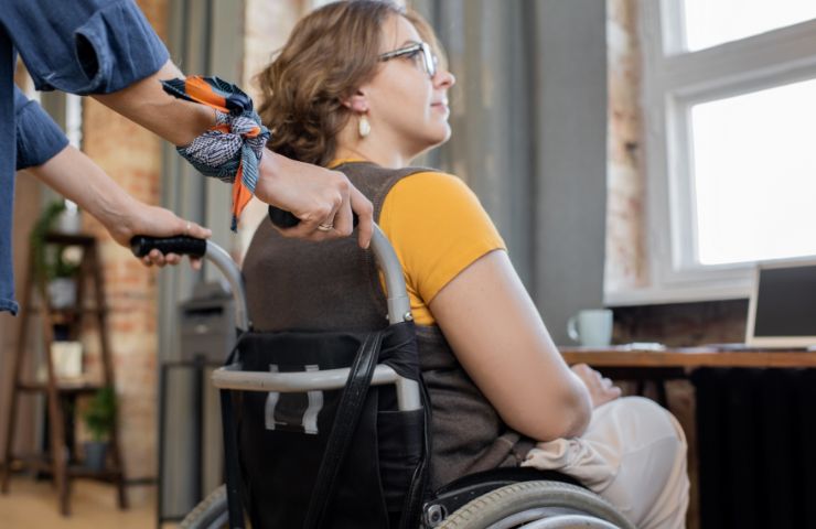 donna su sedia a rotelle 