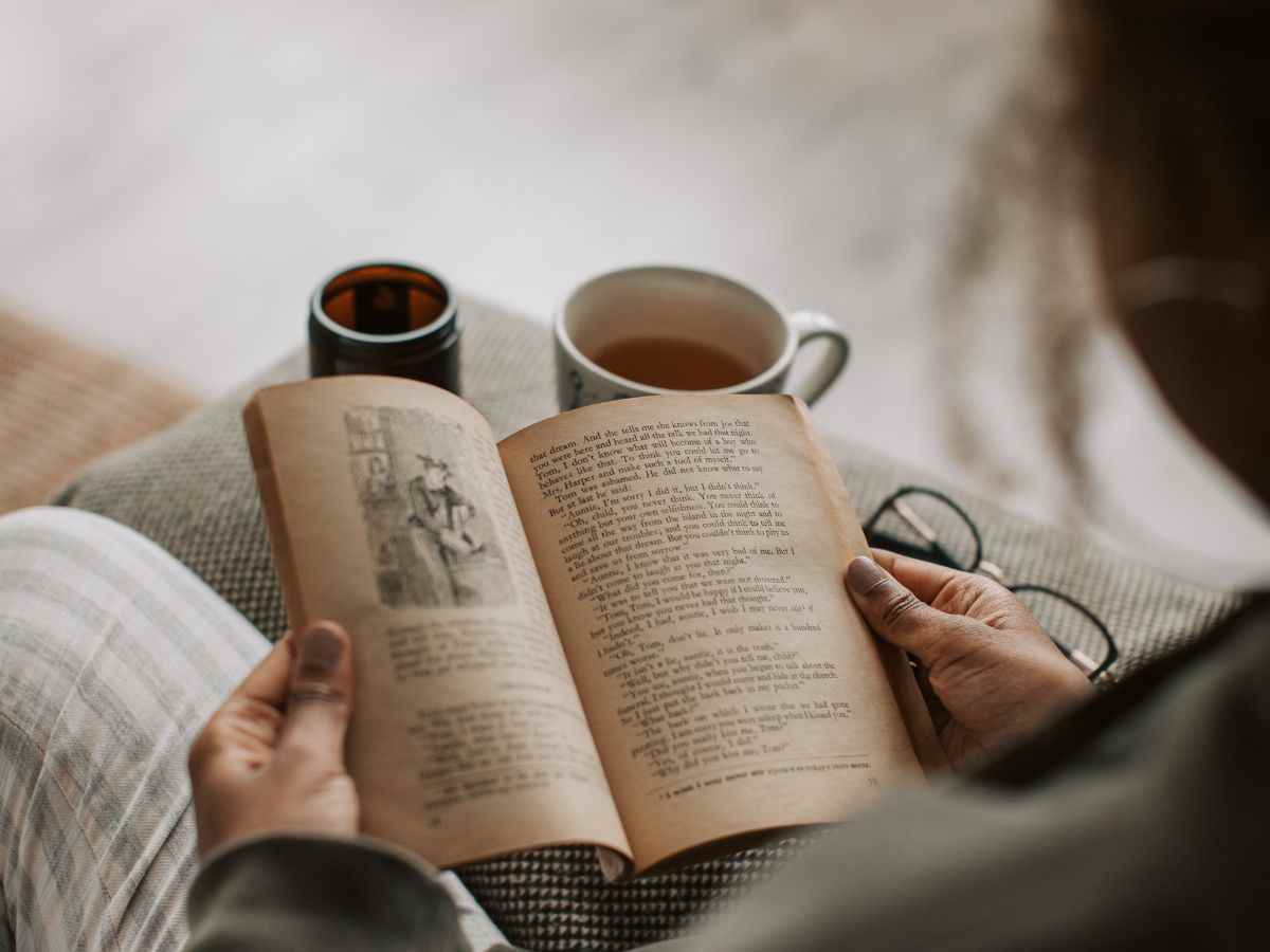 donna legge un libro antico