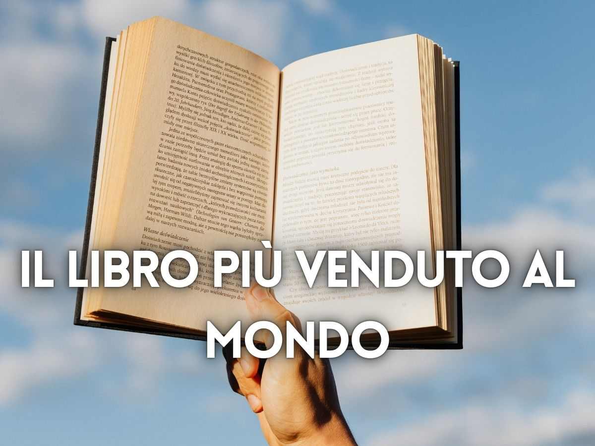 persona tiene libro in mano verso l'alto