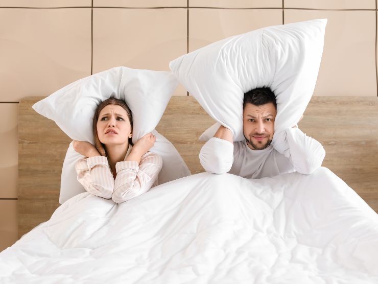 coppia che non riesce a dormire a causa del rumore