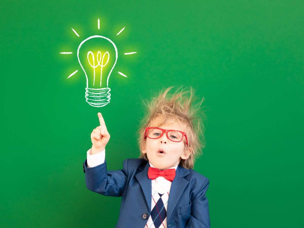 bimbo fa segno verso una lampadina