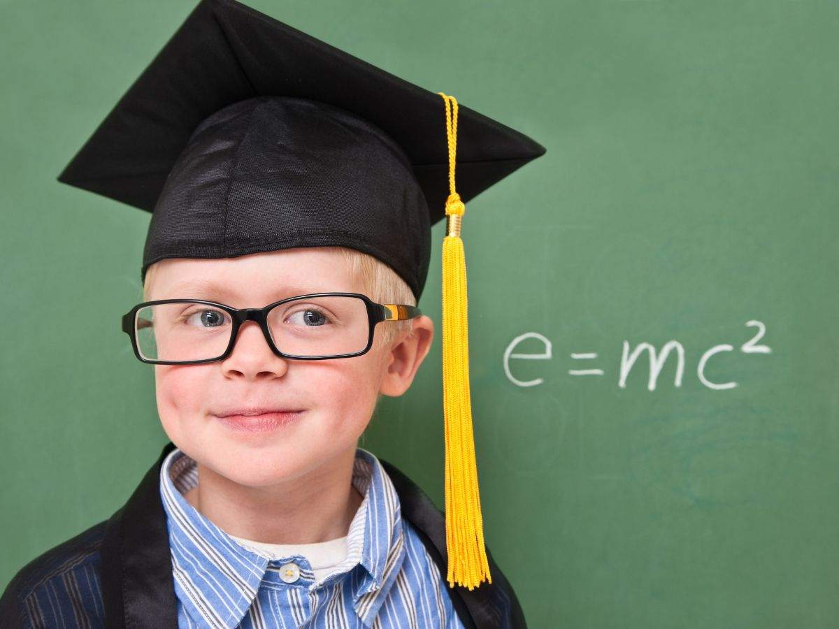 bambino genio con formula matematica