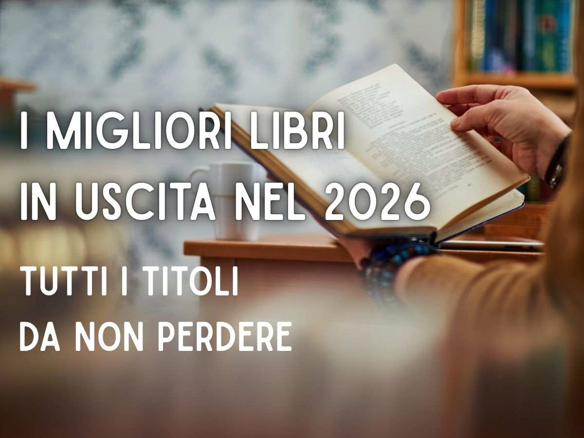 una persona legge in un bar