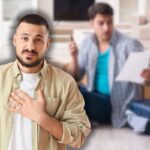 uomo disperato con carta in mano e un altro dispiaciuto