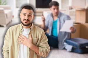 uomo disperato con carta in mano e un altro dispiaciuto