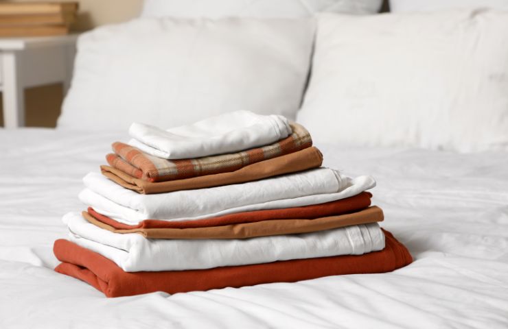 pila di lenzuola sul letto
