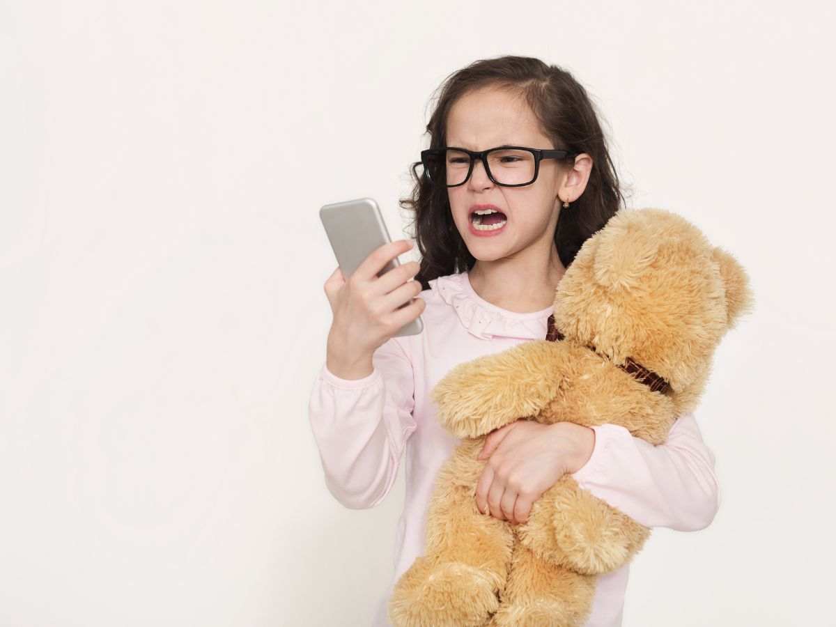 bambina con peluche in mano arrabbiata