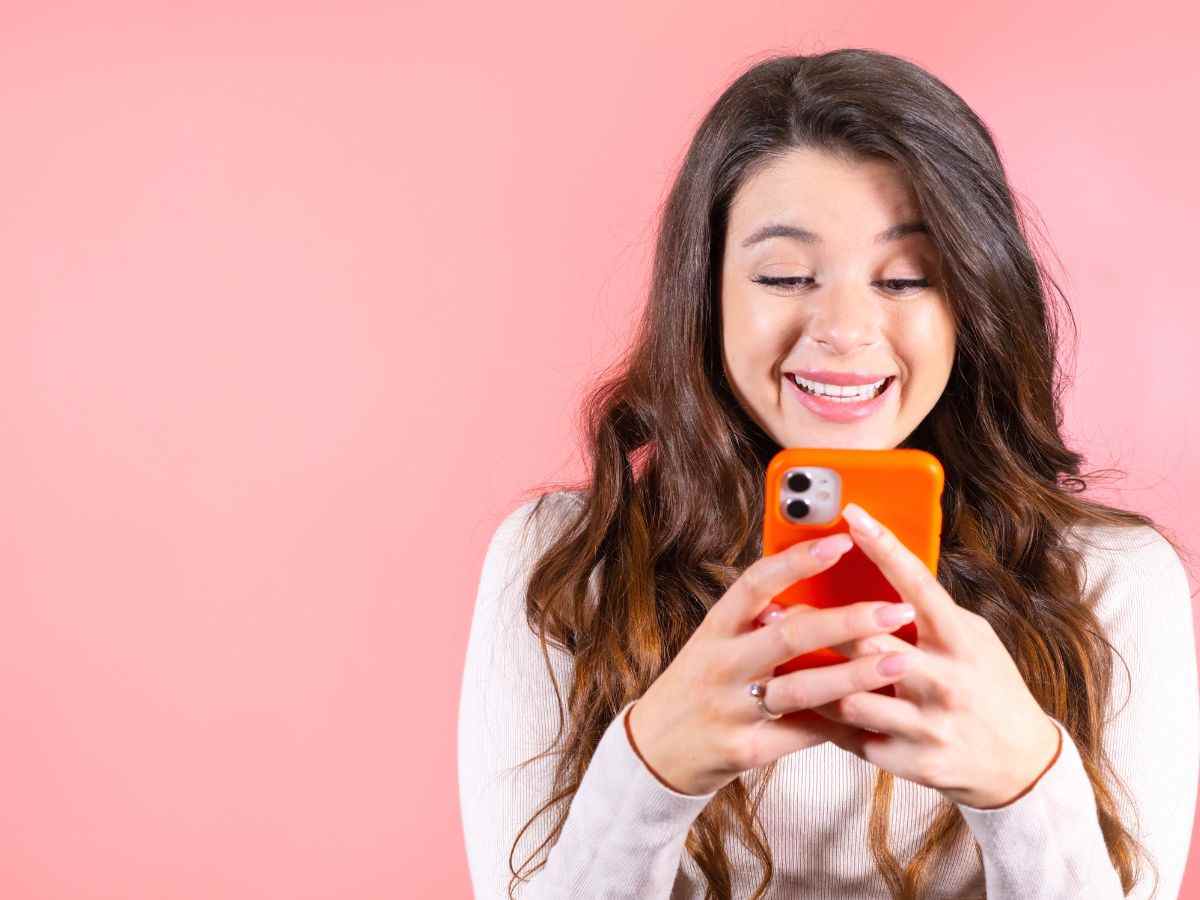 ragazzina sorride al cellulare