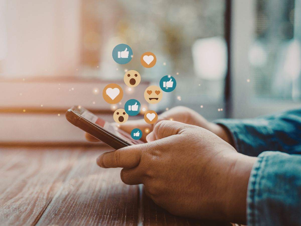 persona con in mano un cellulare